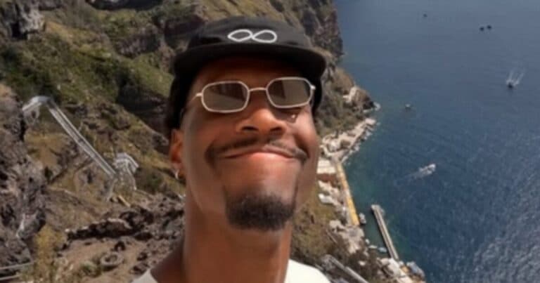 Ο Νάιτζελ Χέιζ Ντέιβις απολαμβάνει διακοπές στη Σαντορίνη