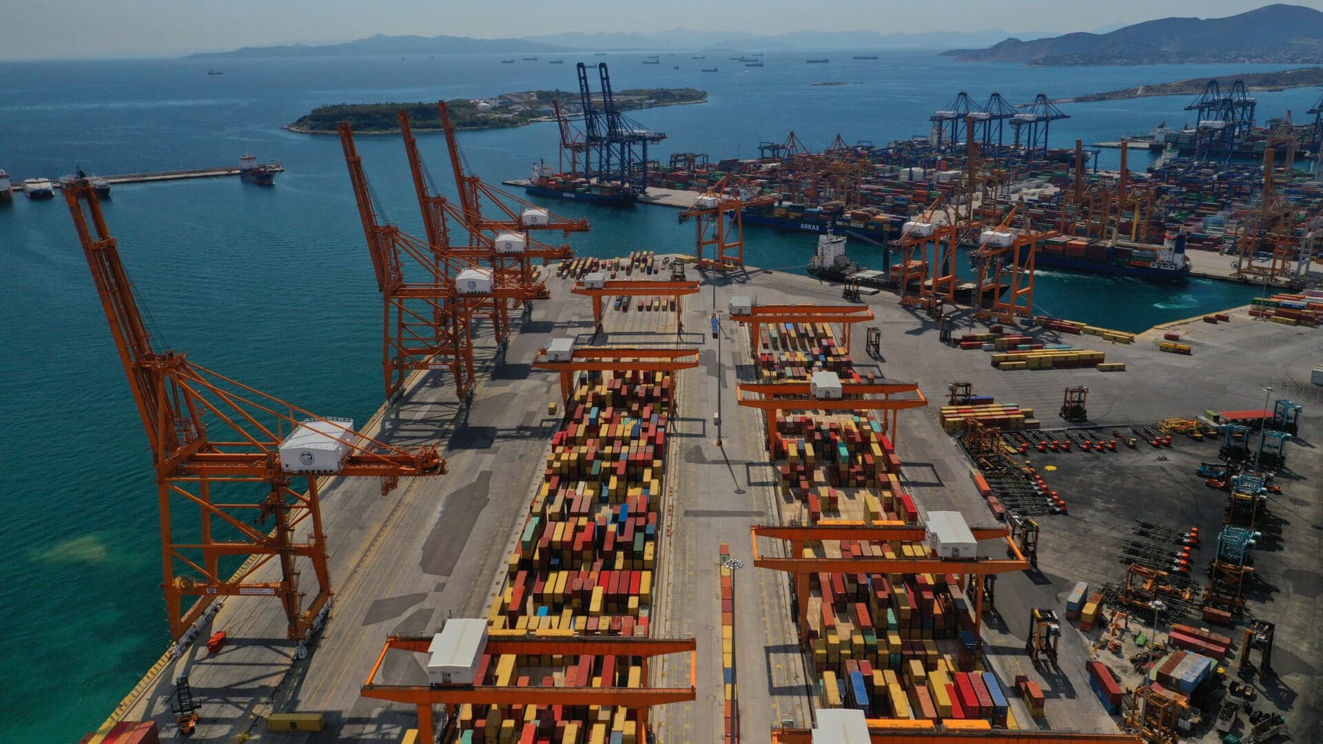 Το λιμάνι του Πειραιά πιέζεται από τη γεωπολιτική αναταραχή