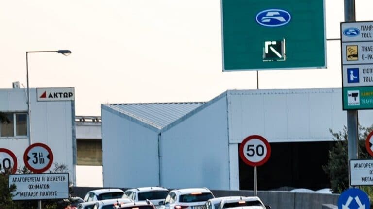 Καραμπόλα στην Αττική Οδό: Χάος στο ρεύμα προς αεροδρόμιο