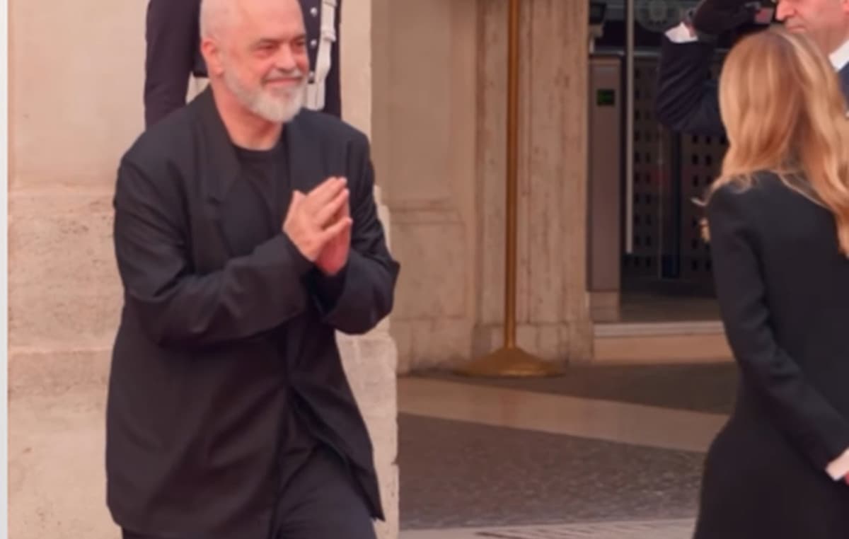 Ο Ράμα γονατίζει ξανά μπροστά στη Μελόνι στη Ρώμη