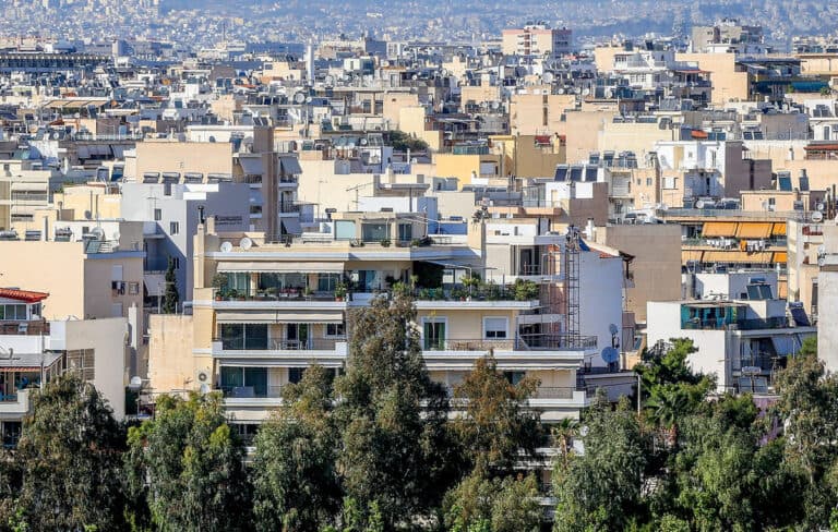 Η ΑΑΔΕ βάζει στο μικροσκόπιο 38.000 ιδιοκτήτες για φοροδιαφυγή