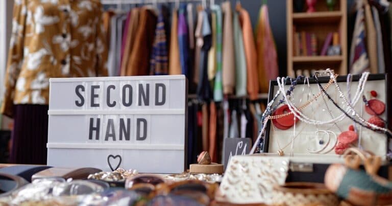 Τα second hand ρούχα κερδίζουν έδαφος στη μόδα