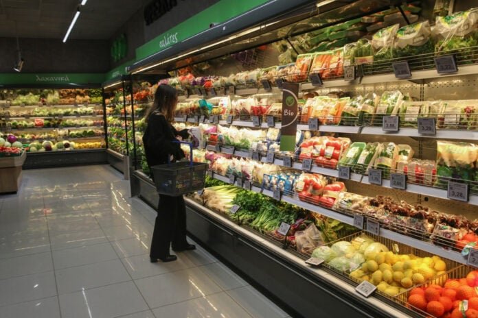 Σούπερ μάρκετ: Οι οξύμωρες τάσεις των Ελλήνων καταναλωτών στο ράφι και τo φαινόμενο «Dubai chocolate»
