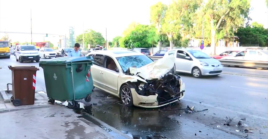 Ταξί καρφώθηκε σε απορριμματοφόρο στην Λ. Ποσειδώνος: Νεκρή δημοτική υπάλληλος
