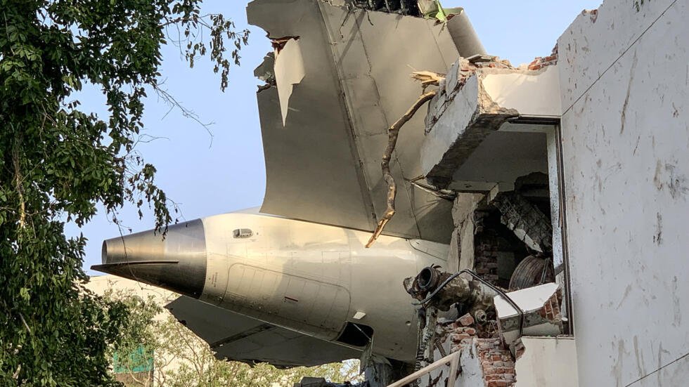 Πένθος στην Ινδία: Τουλάχιστον 265 νεκροί από την συντριβή του αεροσκάφους