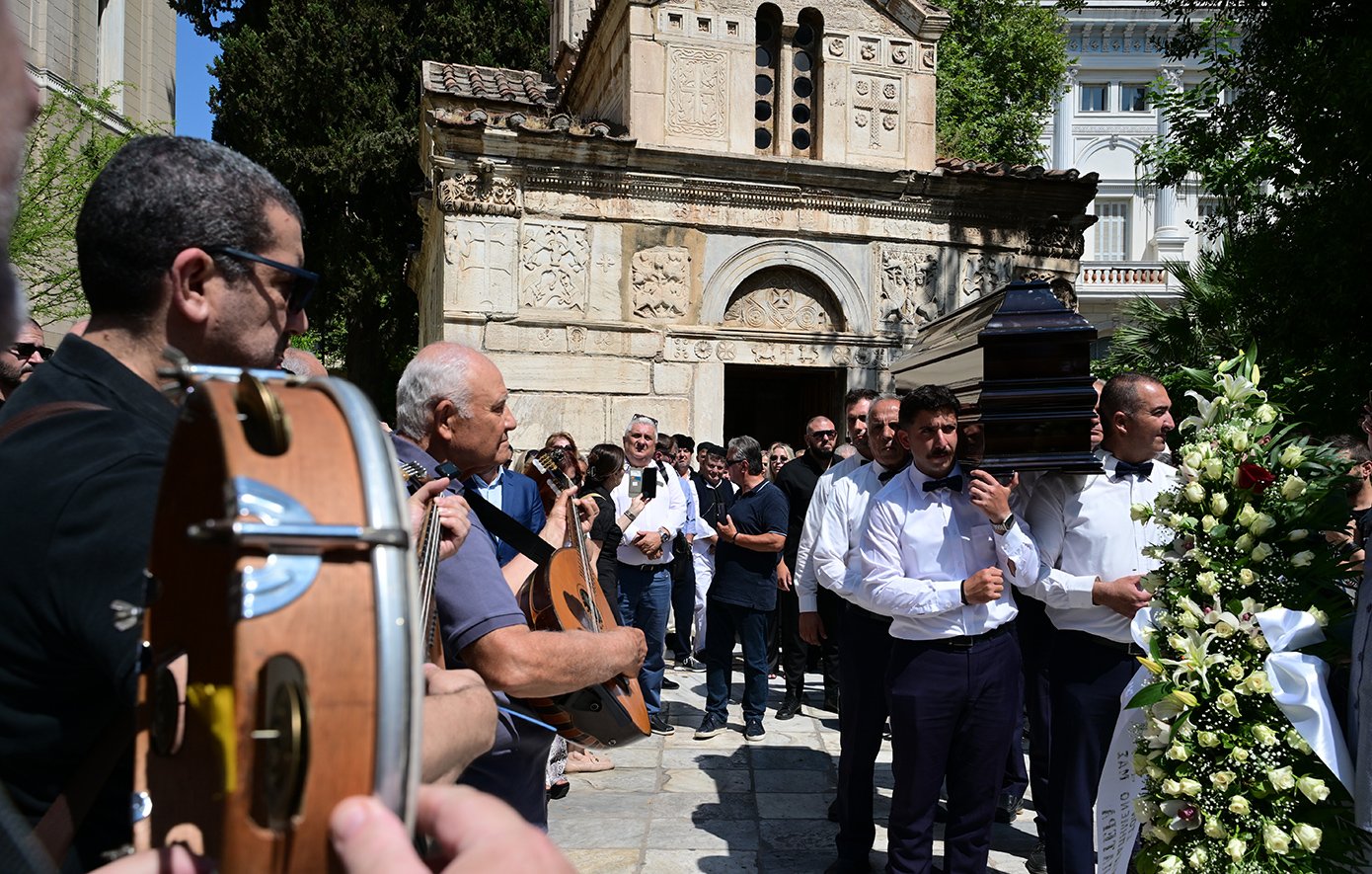 Ήπειρος: «Δάκρυσαν και οι πέτρες» στο τελευταίο αντίο στον Πετρολούκα Χαλκιά