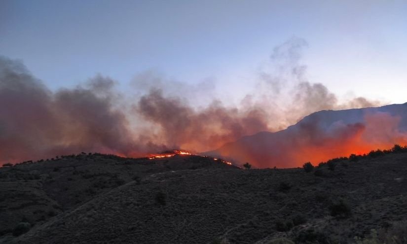 Συνεχίζεται η μάχη με τις φλόγες στη Χίο: Μηνύματα του 112 για απομάκρυνση κατοίκων