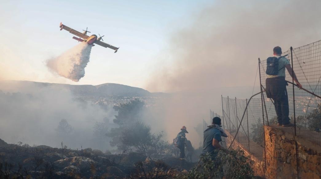 Συνεχίζεται η μάχη με τις φλόγες στη Χίο: Τρία νέα μηνύματα μέσω του 112 έχουν σταλεί