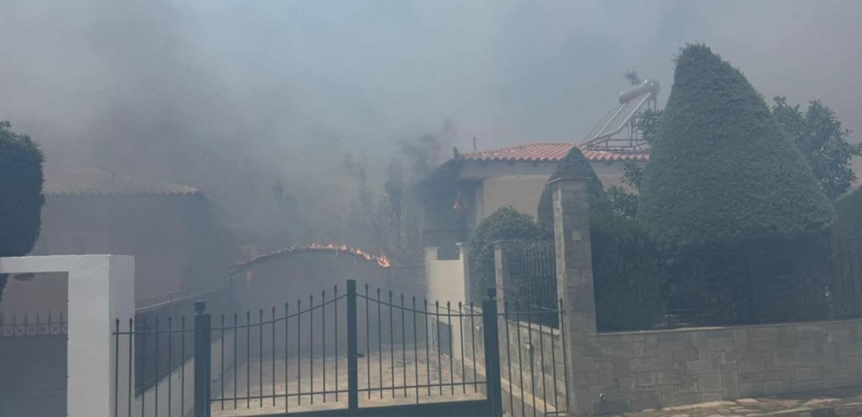 Πυρκαγιά στην Παλαιά Φώκαια Αττικής: Αναφορές για καμένα σπίτια