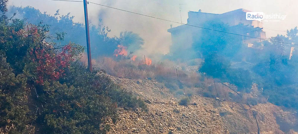 Κρήτη: Ανεξέλεγκτο πύρινο μέτωπο στην Αχλιά Λασιθίου, απειλούνται σπίτια