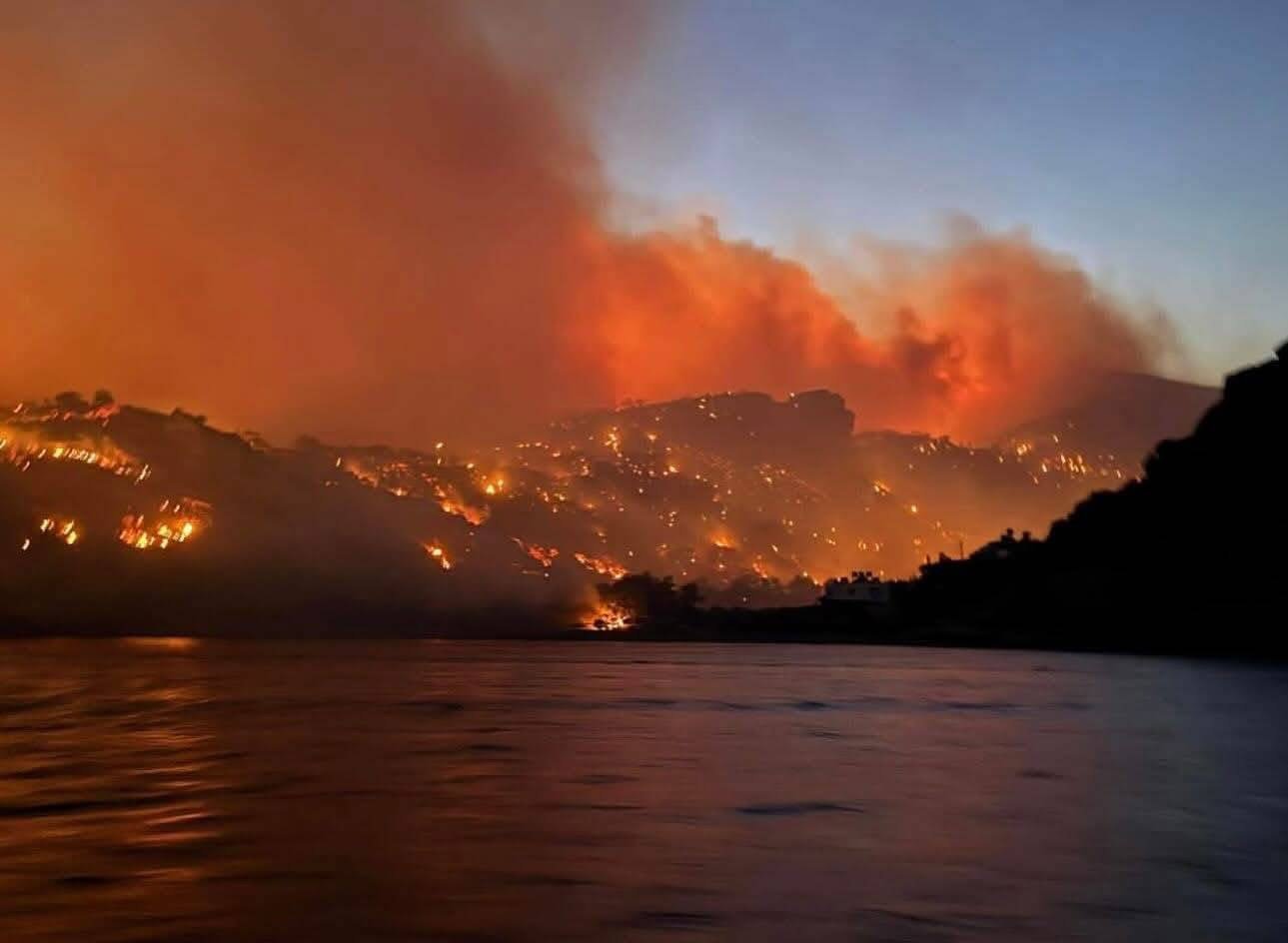 Φωτιές: Mάχη με τις φλόγες στην Ιεράπετρα – Βελτιωμένη η εικόνα στη Βουρβουρού Χαλκιδικής