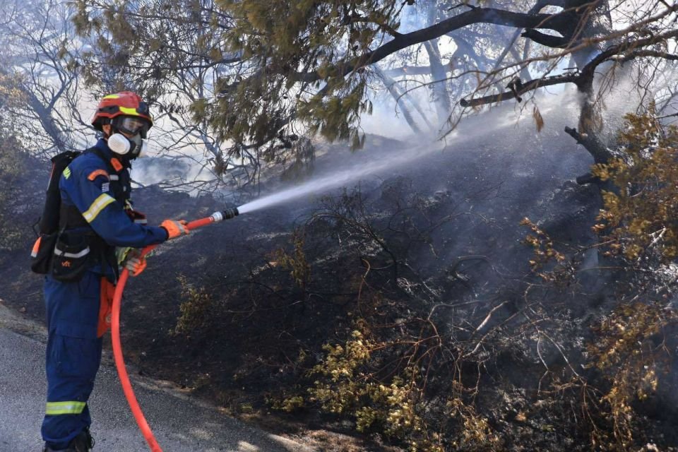 Σε ύφεση η φωτιά στη Ραφήνα: Σε επιφυλακή ισχυρές πυροσβεστικές δυνάμεις
