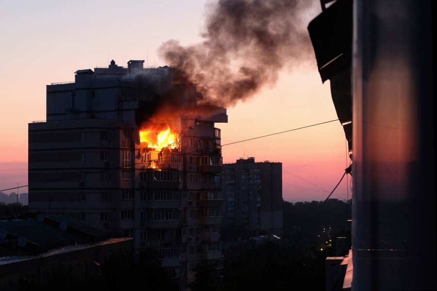 Ουκρανία: Νέο ρωσικό σφυροκόπημα στο Κίεβο με τουλάχιστον 23 τραυματίες