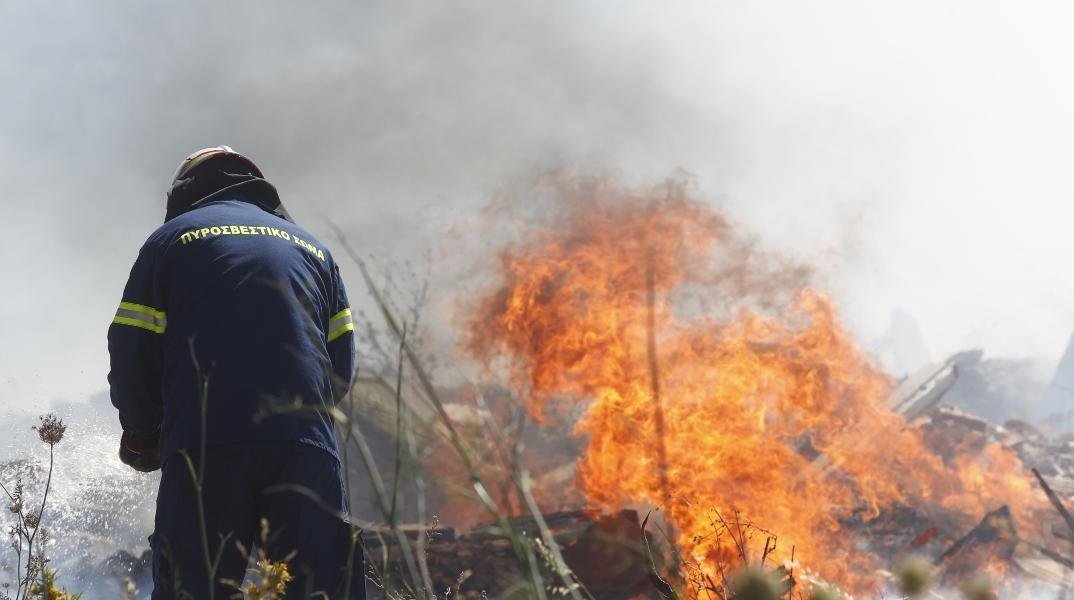 Πυρκαγιά σε κατοικημένη περιοχή στο Κορωπί: Μήνυμα του 112 για απομάκρυνση κατοίκων