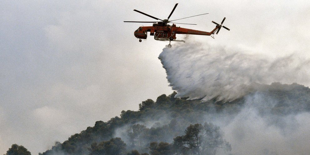 Μάχη με τις φλόγες κοντά στον οικισμό Τσακαίοι Καρύστου