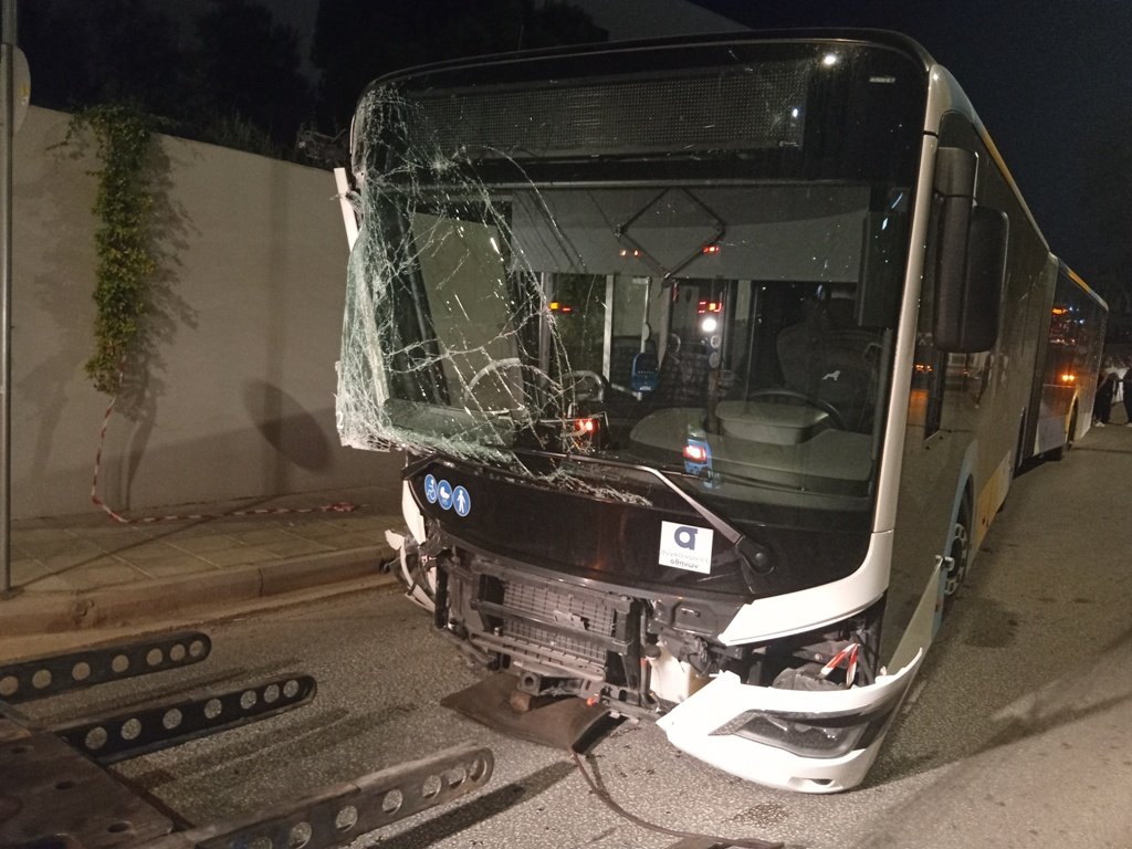 Νέο ατύχημα με λεωφορείο στον παράδρομο της Βουλιαγμένης στην Αργυρούπολη