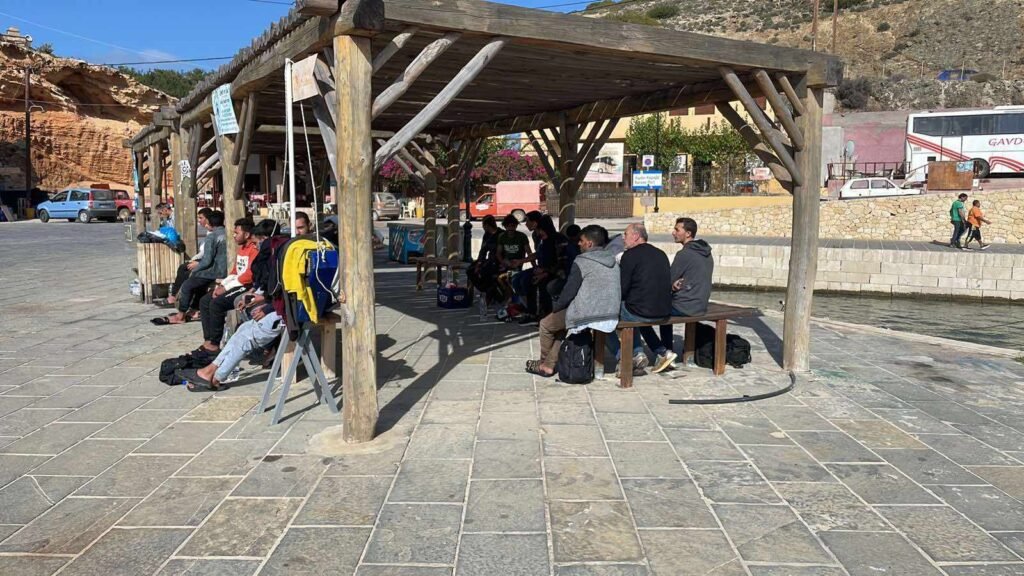 Διάσωση 174 παρανόμων μεταναστών νότια της Γαύδου: Όλοι θα κρατηθούν έγκλειστοι