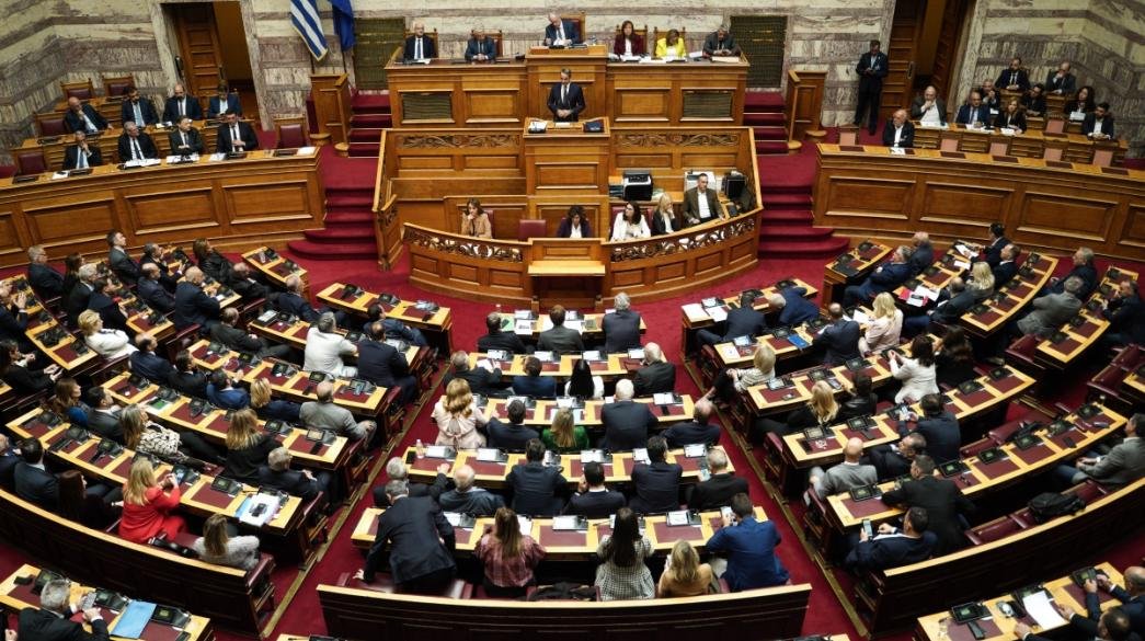 Με έντονη αντιπαράθεση στη Βουλή ξεκίνησε η συνεδρίαση για τον Κ. Αχ. Καραμανλή