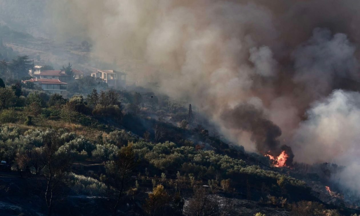 Μαίνεται ανεξέλεγκτη η πυρκαγιά στον Φενεό Κορινθίας: Διαδοχικές εκκενώσεις οικισμών