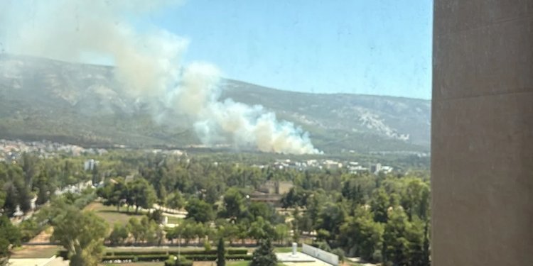 Πυρκαγιά σε χαμηλή βλάστηση κοντά στην Πολυτεχνειούπολη: Εστάλη μήνυμα του 112