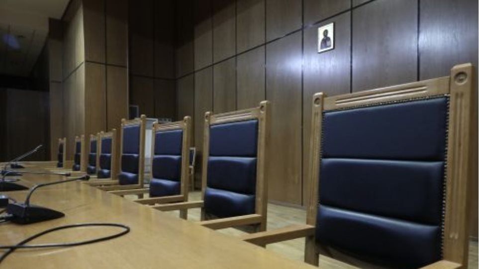 Στον εισαγγελέα ο καπετάνιος του πλοίου το οποίο προσάραξε στα Στύρα