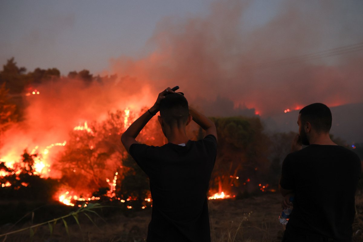 Mάχη με τις φλόγες στην Αν. Αττική: Νεκρός ηλικιωμένος στην Κερατέα – Τεράστια καταστροφή