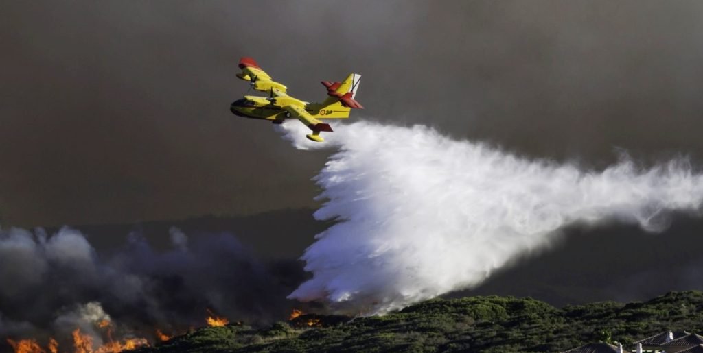 Σε ύφεση οι πυρκαγιές σε ΝΑ Αττική και Χελιδόνι Ηλείας με διάσπαρτες εστίες