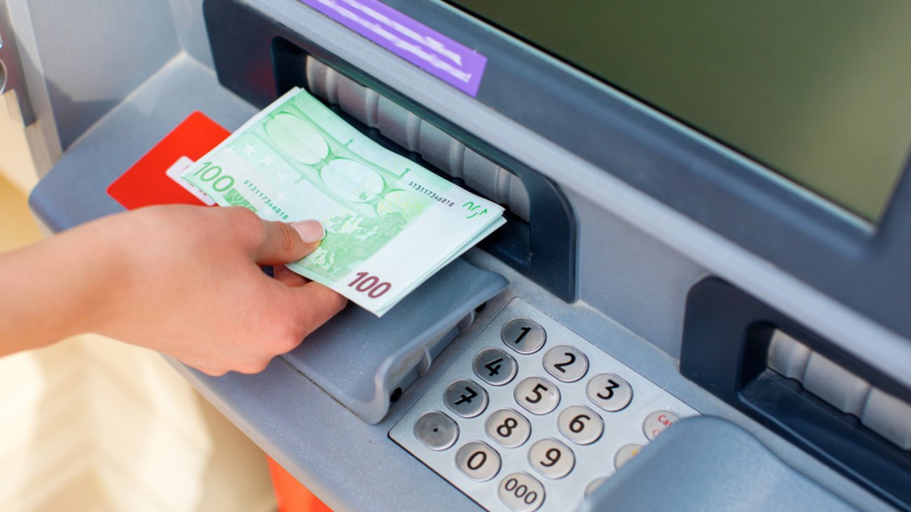 Δίχως χρεώσεις από σήμερα οι αναλήψεις στα ΑΤΜ ελληνικών τραπεζών