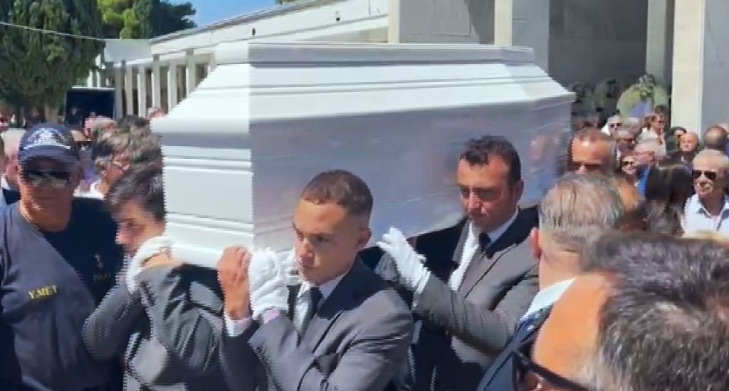 Πλήθος κόσμου στο τελευταίο «αντίο» στη Λ. Σαμαρά: Συγκλονιστικός επικήδειος του Α. Σαμαρά