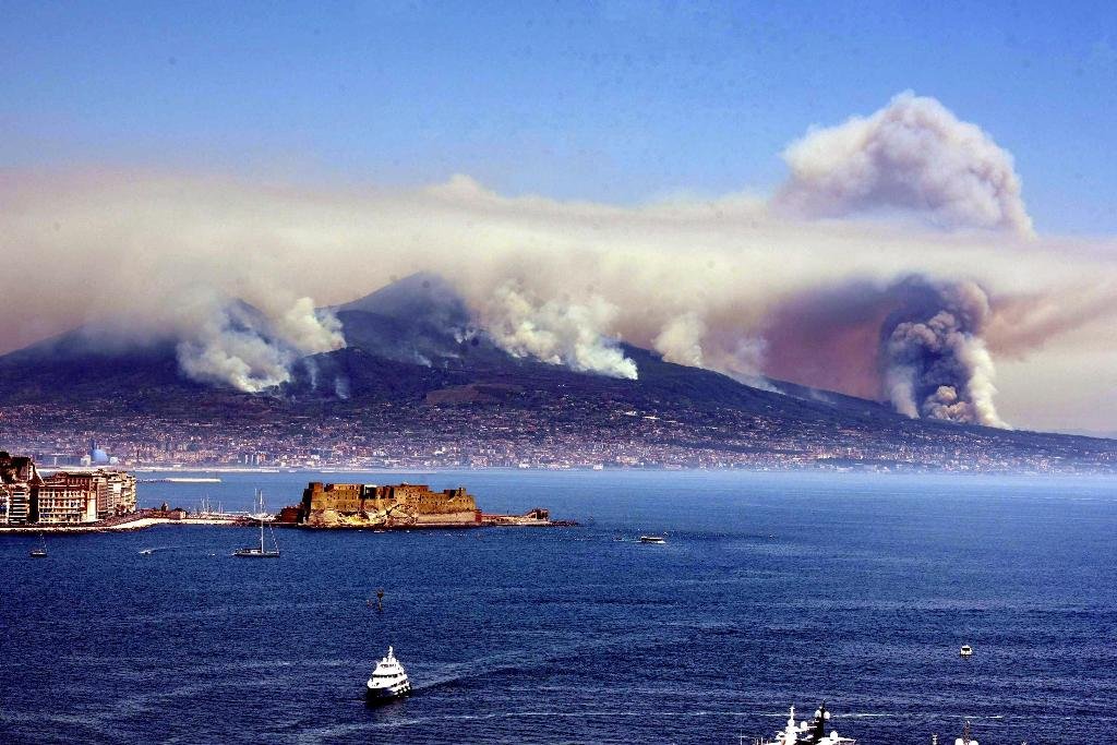 Νάπολη: Τρία μέτωπα φωτιάς στον Βεζούβιο – «Ξύπνησε» και η Αίτνα