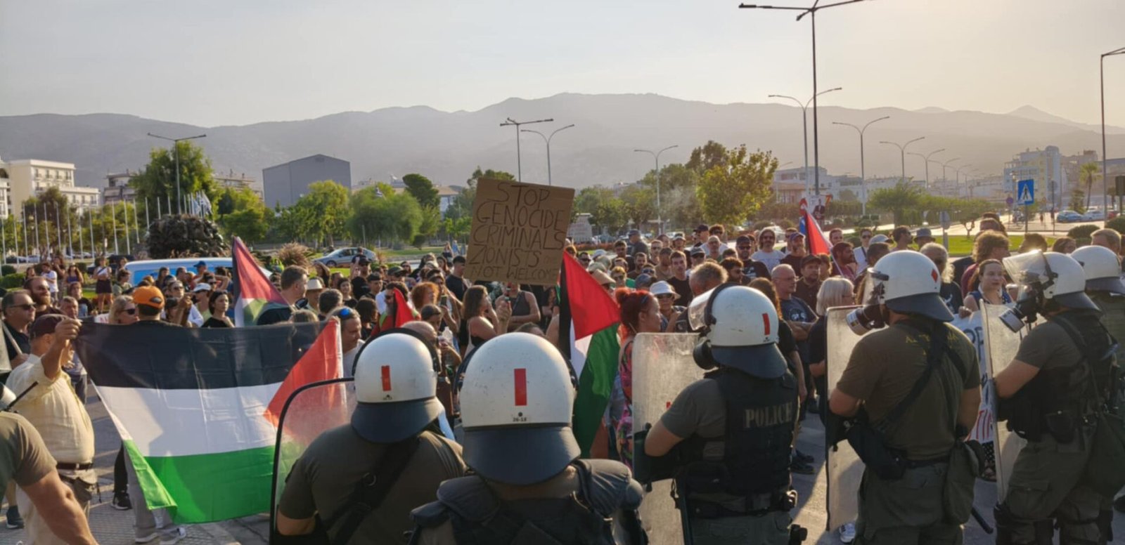 Βόλος: Επεισόδια κι ένταση στην είσοδο του λιμένος για ισραηλινό κρουαζιερόπλιο