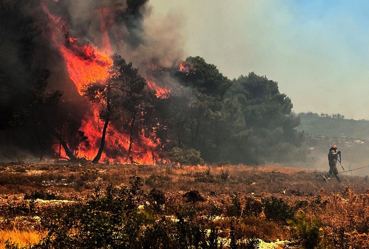 Μαίνονται τα πύρινα μέτωπα σε Αχαΐα, Χίο και Ζάκυνθο: 15 πυροσβέστες τραυματίστηκαν