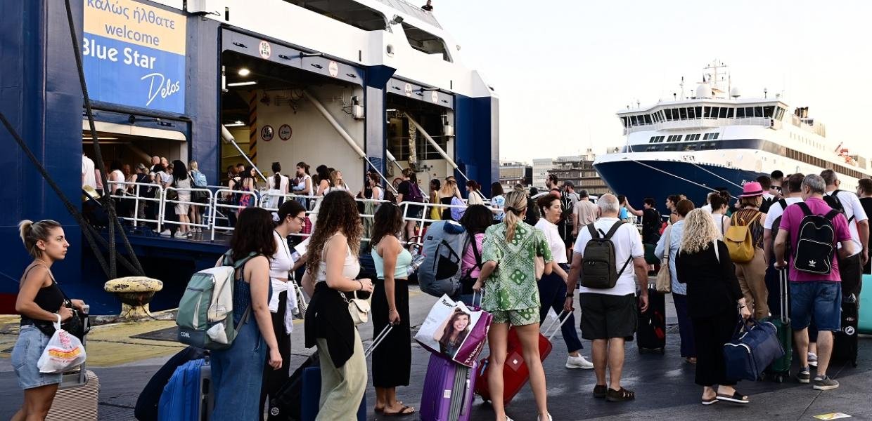 Χιλιάδες ταξιδιώτες αναχωρούν για τα νησιά ενόψει Δεκαπενταύγουστου