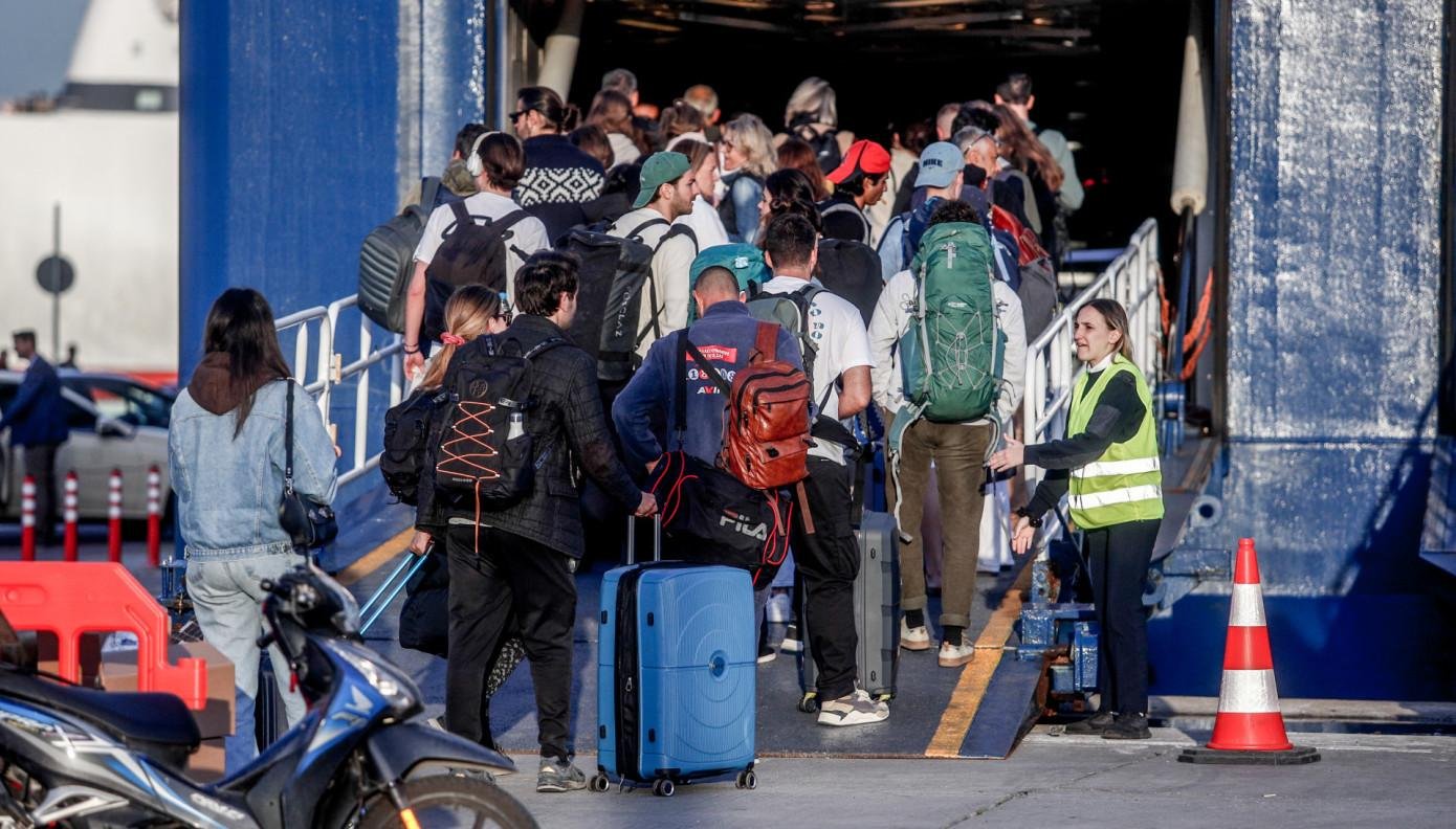Μαζική έξοδος εκδρομέων από τα λιμάνια της Αττικής για το Δεκαπενταύγουστο