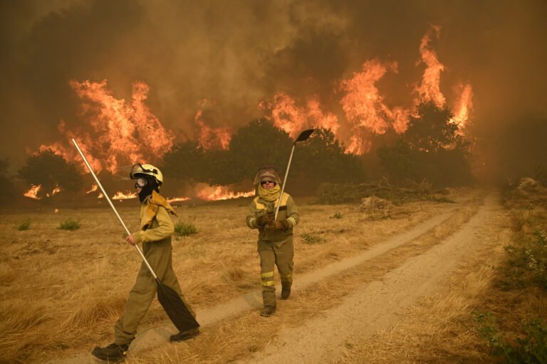 Μάχη με τα πύρινα μέτωπα συνεχίζει να δίνει η Ισπανία
