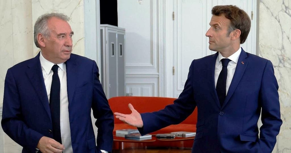 Πολιτικός «σεισμός» στη Γαλλία: Υπό κατάρρευση η κυβέρνηση