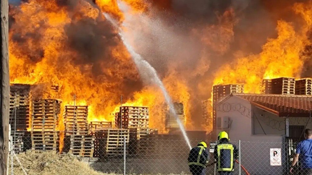 Μεγάλη πυρκαγιά σε υπαίθριο χώρο επιχείρησης στο Μενίδι
