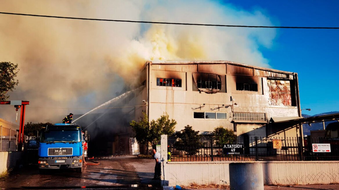 Μενίδι: Στάχτη εργοστάσιο ξυλείας και εκτεταμένες καταστροφές σε εργοστάσιο υποδημάτων