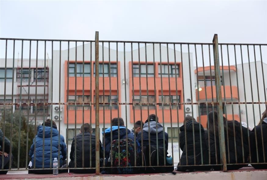 Πιέζουν τους εκπαιδευτικούς να κάνουν υπερωρίες