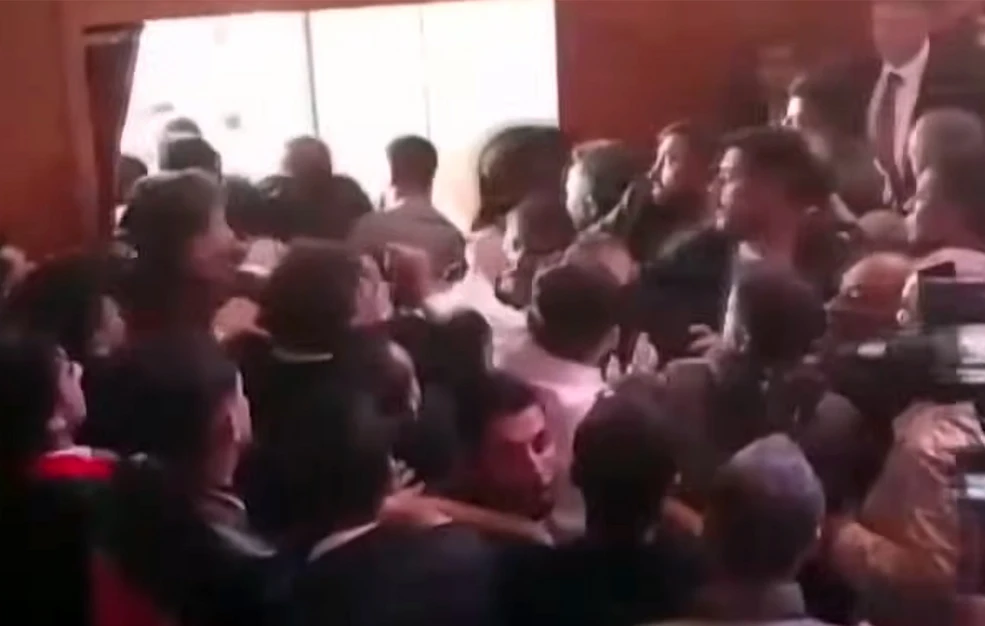 Χαμός σε συνέδριο της τουρκικής αξιωματικής αντιπολίτευσης