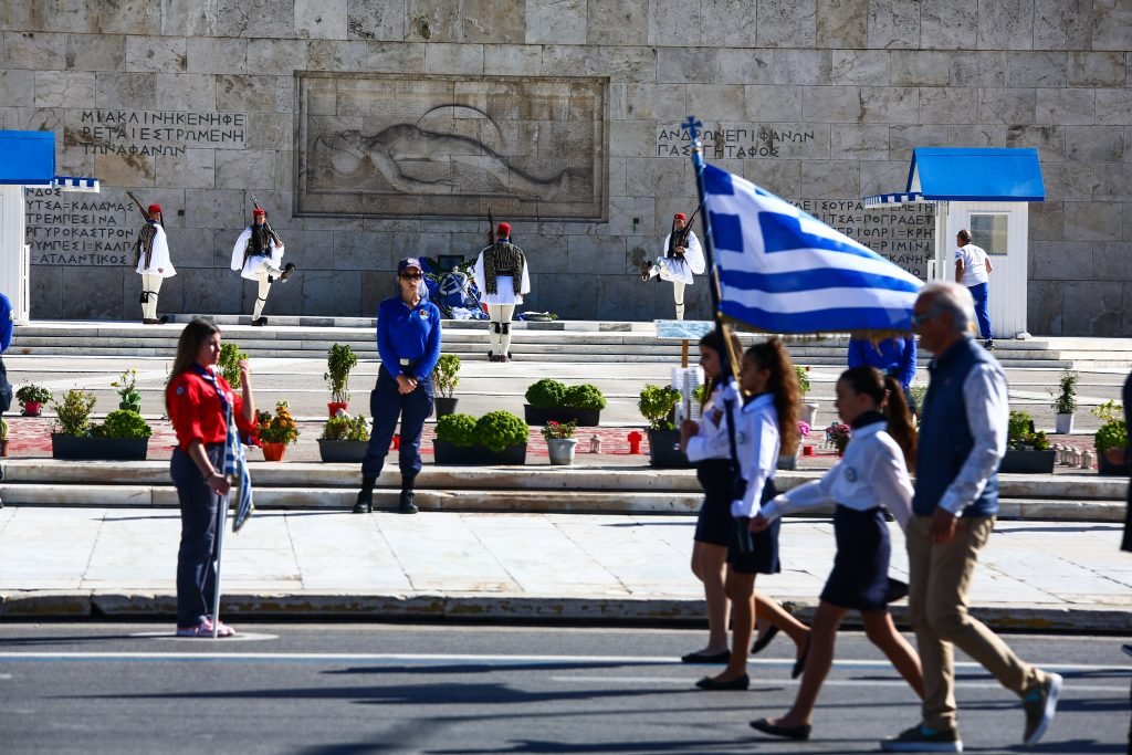 28η Οκτωβρίου: Πλήθος κόσμου για τη μαθητική παρέλαση στο Σύνταγμα
