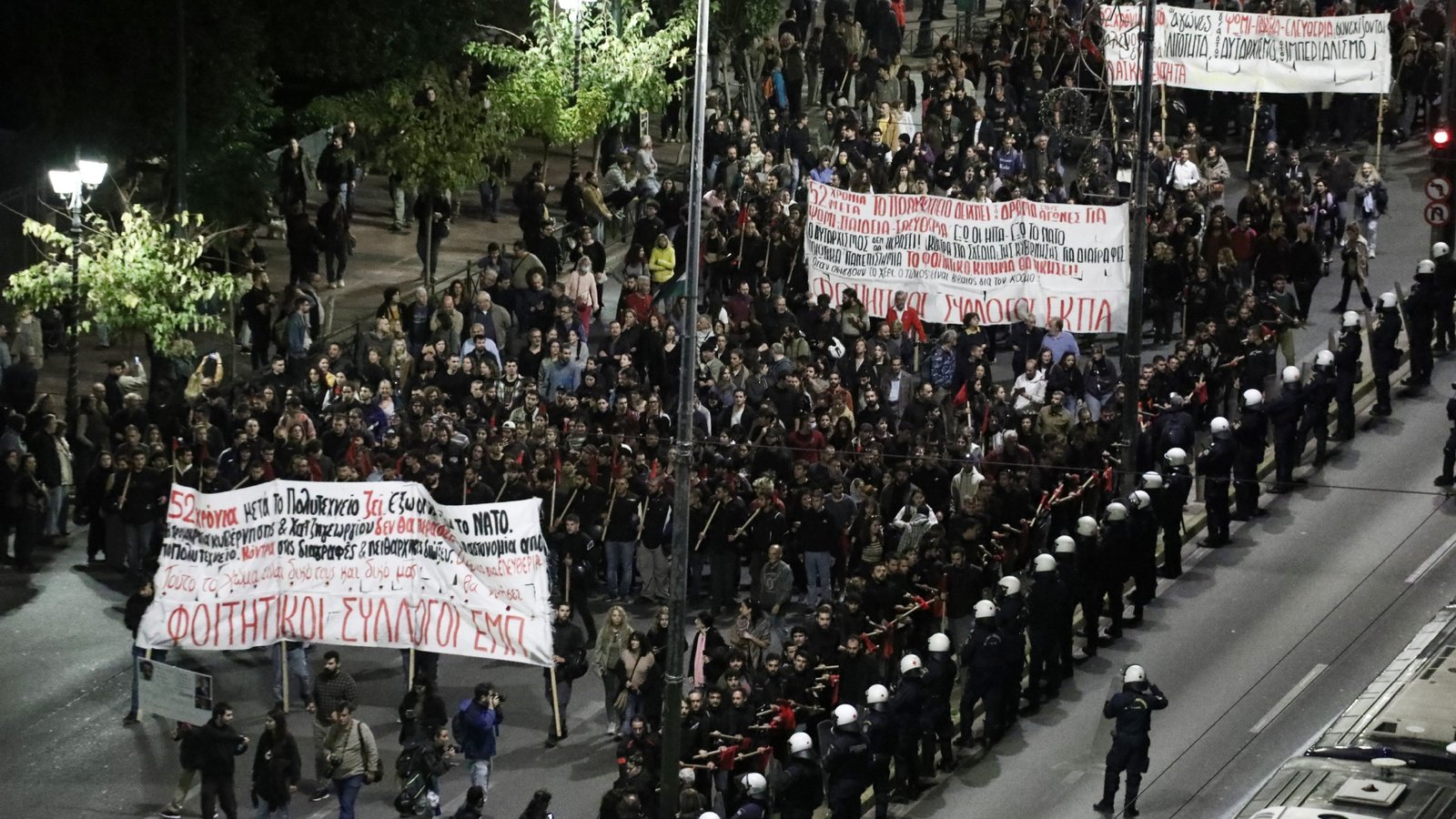 Πλήθος κόσμου τίμησε την 52η επέτειο της εξέγερσης του Πολυτεχνείου