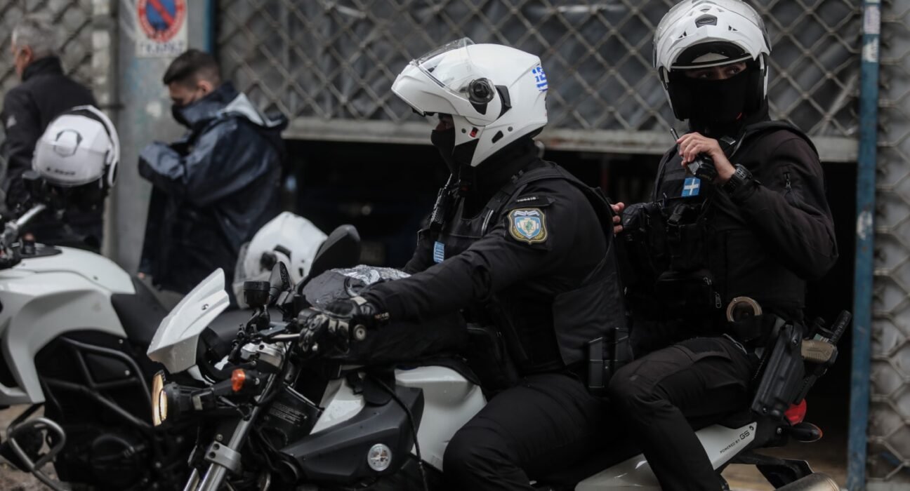 Εξάρθρωση εγκληματικής οργάνωσης μετά από μεγάλη επιχείρηση σε Αττική και Τίρανα