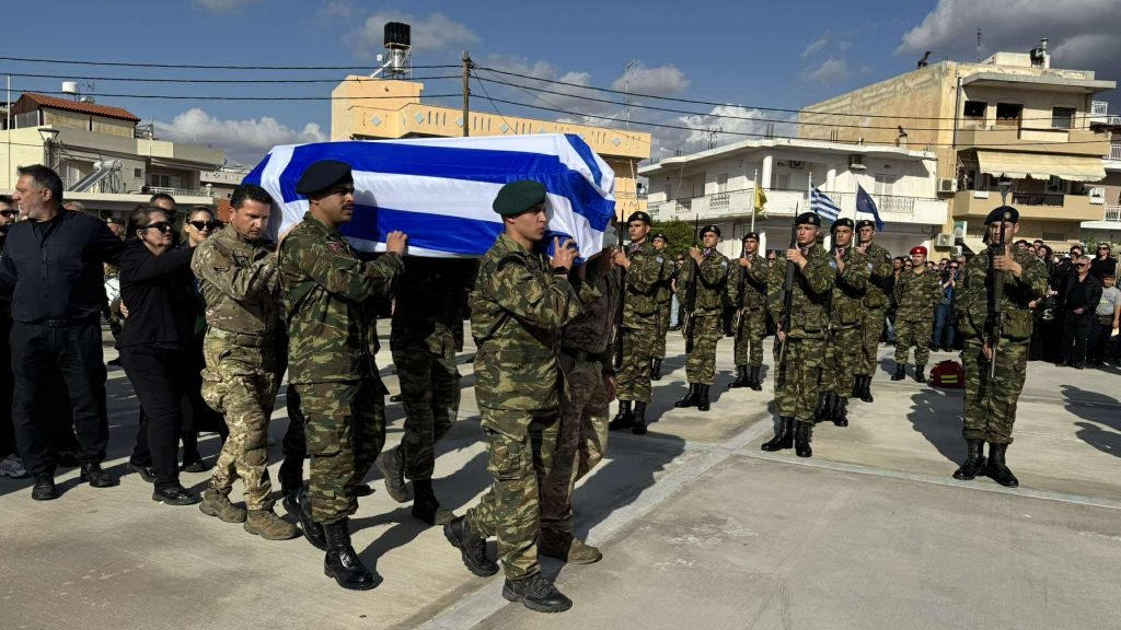 Κρήτη: Θρήνος στην κηδεία του 19χρονου στρατιώτη που έχασε τη ζωή του στη Ρόδο