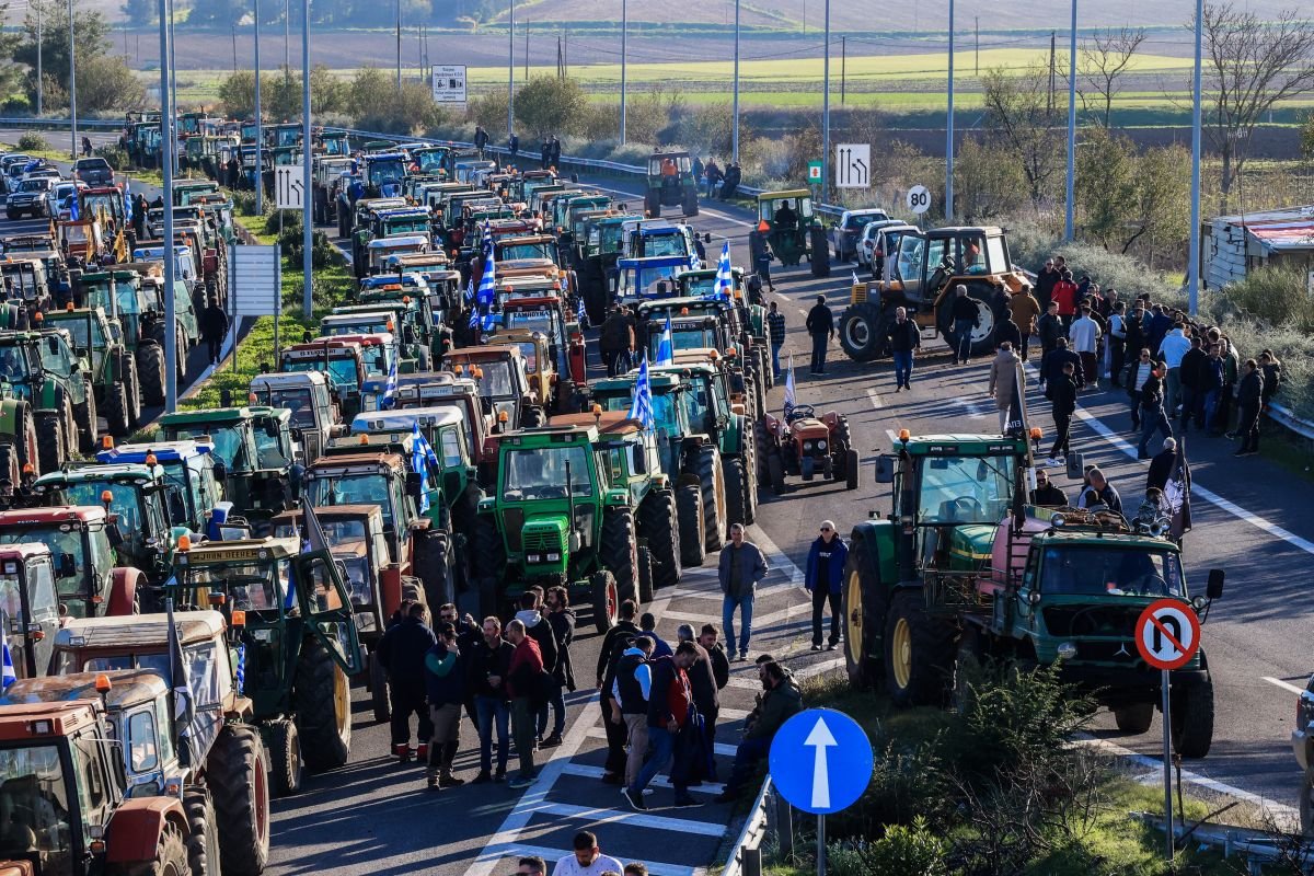 Αγροτικές κινητοποιήσεις: Κλειστή η Ε.Ο. Αθηνών-Θεσσαλονίκης στη Νίκαια – Αποκλεισμένος ο Ε65