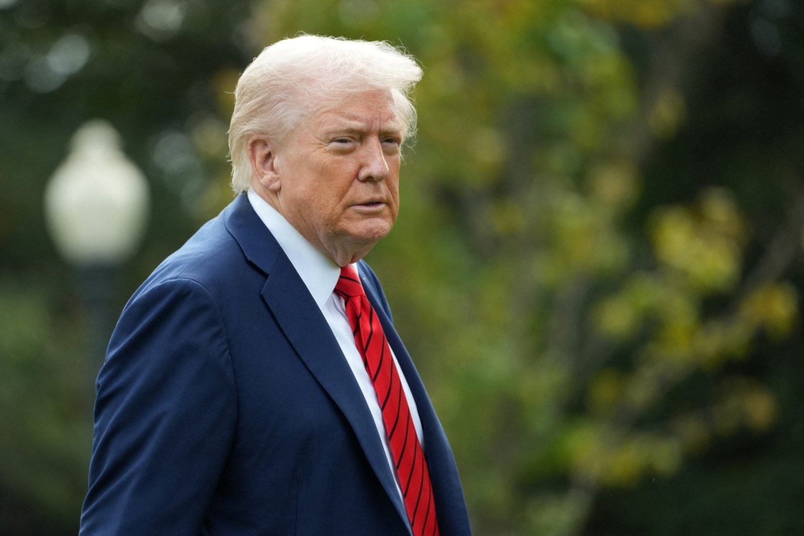 Ο Τραμπ στοχοποιεί Σομαλούς μετανάστες και καθαιρεί δικαστές για το μεταναστευτικό