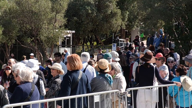 Επισκέπτες στον αρχαιολογικό χώρο της Ακρόπολης