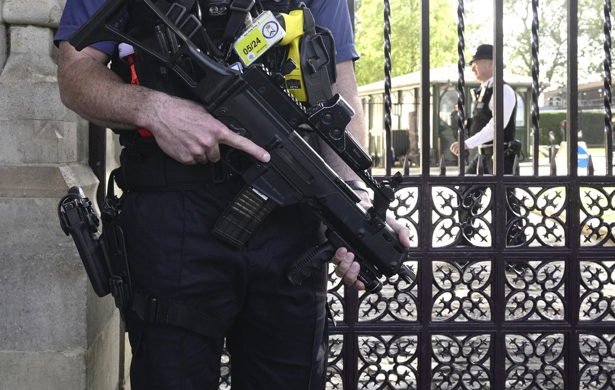 Αστυνομία με προστατευτικές στολές στους Κήπους Κένσινγκτον Λονδίνο